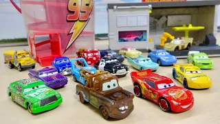カーズトミカを手探りボックスから取り出すよ☆ 坂道スロープ・でるでるバケツ ライトニング・マックィーンをいっせいに走行！
