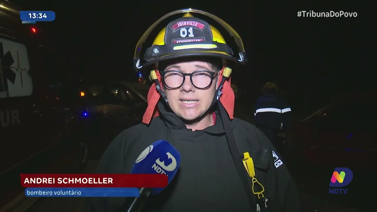 Grave colisão na rua Minas Gerais: mulher em Joinville fica presa após perder o controle do veículo