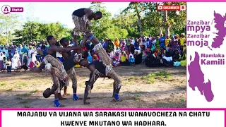 maajabu ya vijana wa sarakasi mkutanoni wanavocheza na chatu