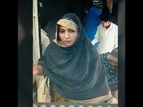 دیکھیں ان دو عورتوں نے چھوٹے لڑکے کے ساتھ کیسی شرمناک حرکت کر ڈالی۔ ایسی عورتوں سے ہوشیار رہیں اور 2