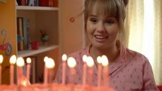 بنت بيجيلها في عيد ميلادها ١٦ شمعة  كل شمعة منهم بتحققلها أي أمنية تتمناها في الحياة            دندنها