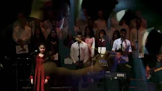 اغنية اعطونا الطفولة تغني بثلاث لغات العربية والفرنسية واللغة الأنكليزية مايا ابو العرايس 