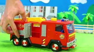 Feuerwehr bereitet sich vor – Das Feuerwehrauto wird mit Wasser befüllt