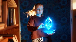 بنت بتلاقي بلورة زرقاء بتدخلها عالم سحرى مليان كائنات غريبه 