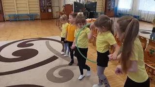 Естафети з обручами Цікава фізкультура 