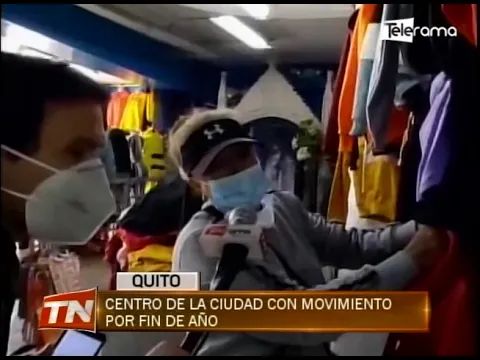 Centro de la ciudad con movimiento por fin de año