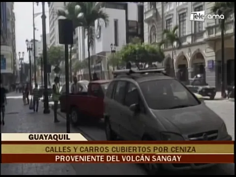 Calles y carros cubiertos por ceniza proveniente del volcán Sangay