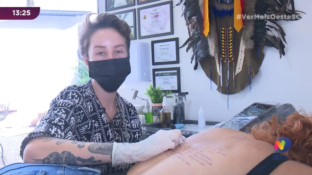 Conheça a tatuagem intuitiva. Técnica eterniza desenhos únicos na pele