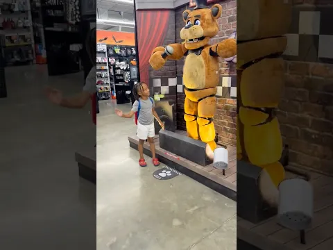 Dad catches mom and daughter scared by five nights at Freddy’s #shorts