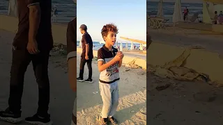 وأنا بتمشي علي الكورنيش  وأنا بتمشي علي الكورنيش