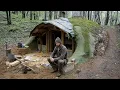 Man bouwt een verborgen ONDERGRONDSE HUT diep in het bos | Van begin tot eind door @lesnoy