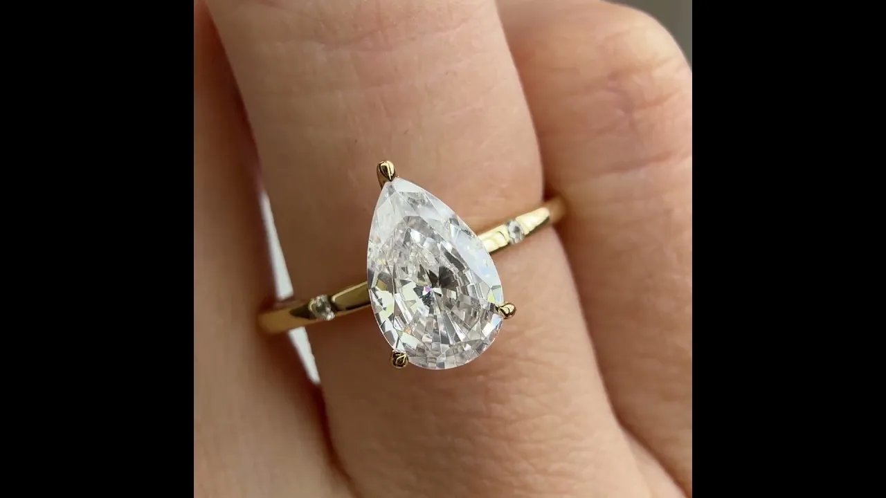 Clara丨1 CT Lab-Grown Diamond Pear Engagement Ring