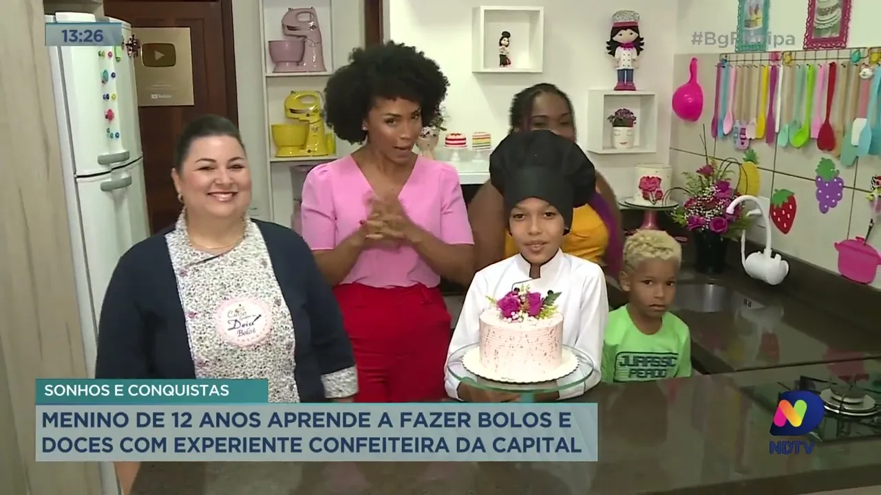 Menino de 12 anos aprende a fazer bolos e doces com experiente confeiteira de Florianópolis