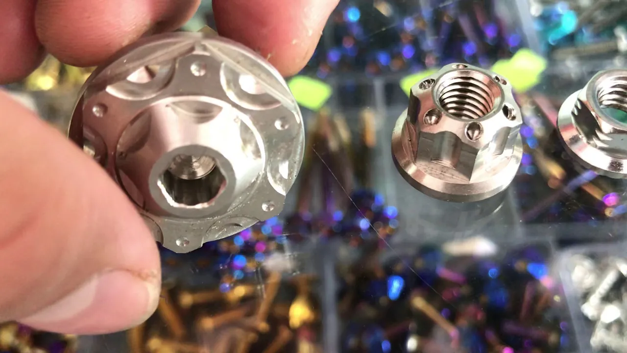 Hướng dấn phân biệt ốc TITAN và ốc Gr5 (Thật giả) | Bùm TV