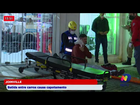 Joinville: Batida entre carros causa capotamento