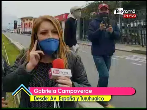 Accidente de tránsito, buseta obstaculiza riel de tranvía