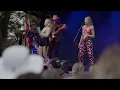 Maddie & Tae "Kissing Cowboys"