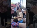 Pengamen Mirip Farel Menyanyikan Lagu Minang Di Depan Bule                    #cover  #farelprayoga