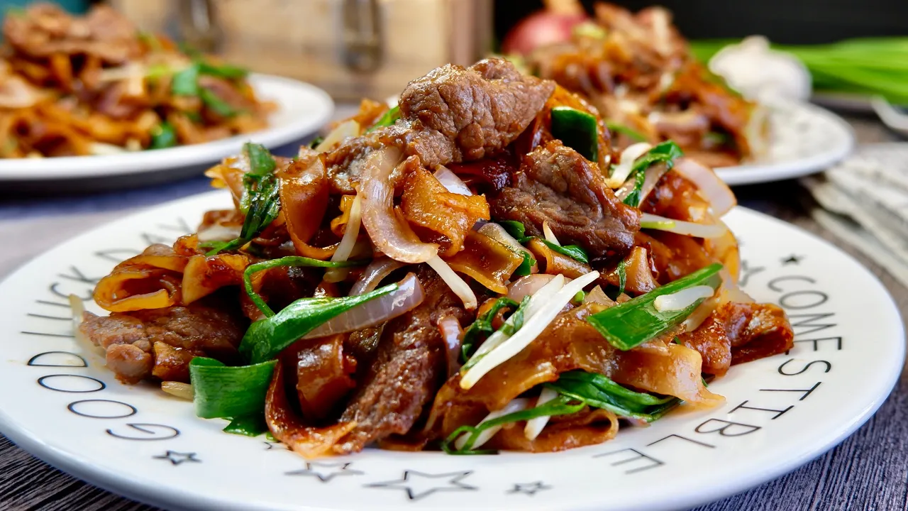 EASIEST Cantonese Beef Chow Fun Recipe - Stir Fried Rice Noodle  Chinese Hor Fun Stir Fry