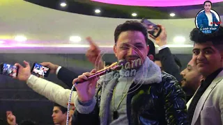 عمرو سلامه بيغنى القلوب سودا ومكسر القاعه مع الكابيتانو حسام حسن دندنها