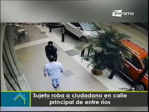 En vía a Quinindé mujer se acostó en la carretera para ser atropellada