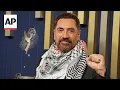 Download Lagu Javier Bardem wears a keffiyeh to the 2025 Emmys: 'Free Palestine'