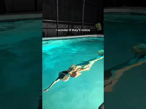 There’s a mermaid hiding in the pool 👀#professionalmermaid #mermaid #mermaids