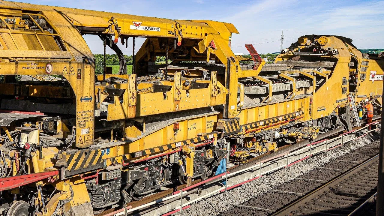 Railway Track Laying Machine renewing a high-speed railway line