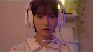 بيسيبها خطيبها وبيتخلي عنها في خطوبتهم ف بتدخل الجامعه بتاعته عشان تنتقم منه وبيحبها أشهر شابين هناك 