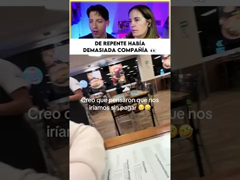 Se quedó solo en la mesa y empezó a notar demasiados meseros a su alrededor