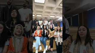 لما الكورال يبقى كله مجروح اكتر من شيرين نفسها  مازال ع البال شيرين عبدالوهاب دندنها