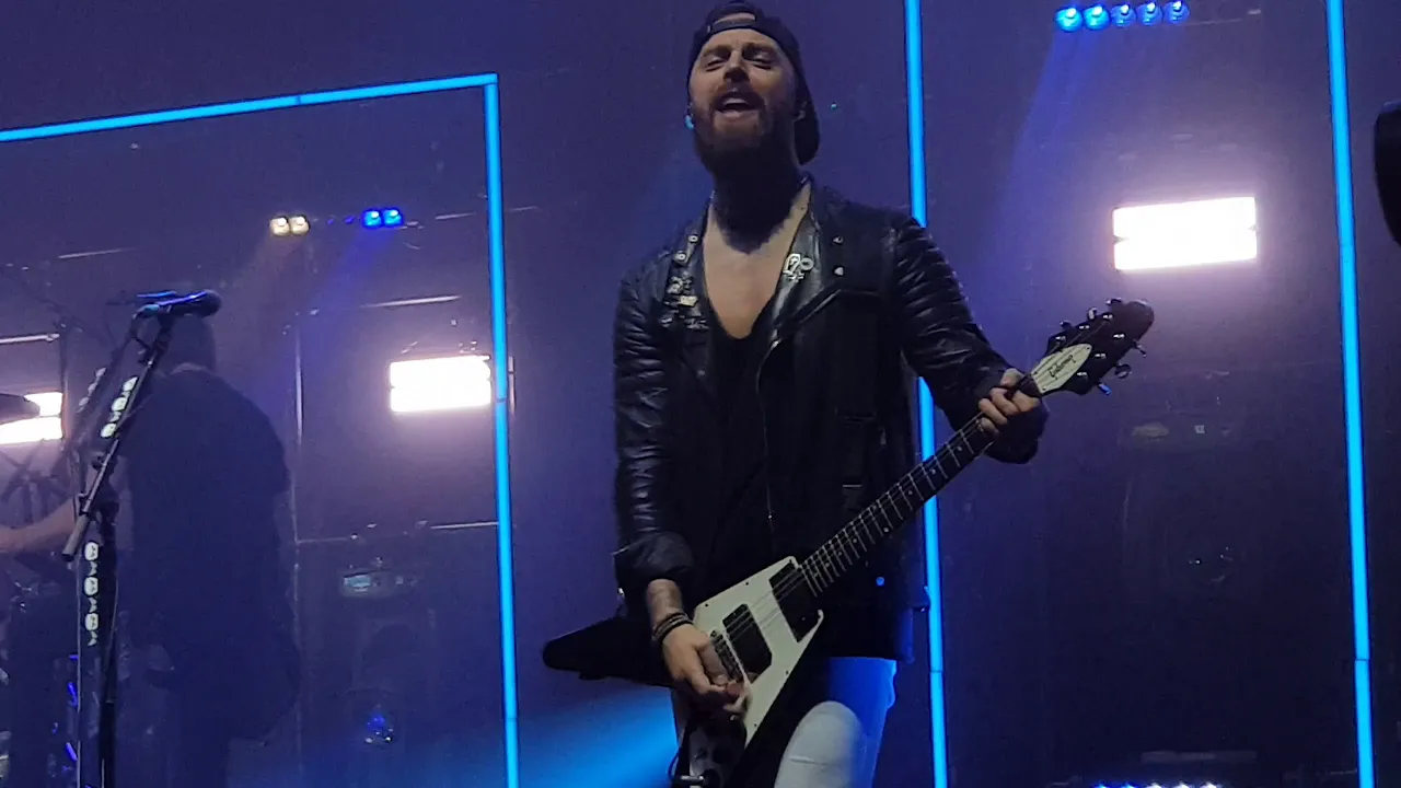 Bullet for my Valentine  No way out (with Griffin Dickenson  SHVPES) 08-11-2018  Tilburg 013