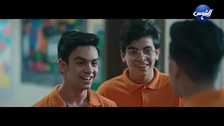 جيكا مش مصدق اللي بيحصل معاه في المدرسة ومستغرب من اللي هو بيسمعو من صحابو انت بقيت ترند يا جيكا 