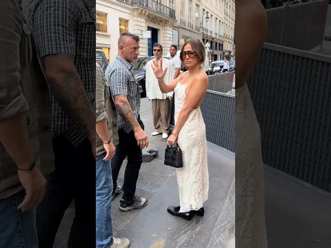 Jennifer Lopez Tells The Paps To Relax #JLo