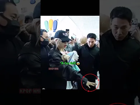 Rosé protected a fan who fell due to pushing and shoving!😱 #rose #blackpink #kpop