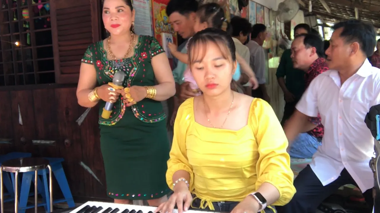 Tuyết Nhi phải đi đàn bao lâu mới có nhiều VÀNG đeo như cô Kim Yến đây cả nhà ^^