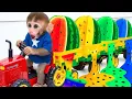 Download Lagu Bebé Mono DuDu cosecha sandías arcoíris y se baña con lindos patitos - MONKEY DUDU