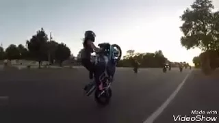 و في ليله سوده و ساعة حمرا دندنها