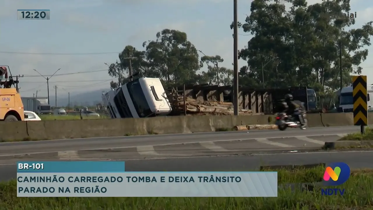 BR-101 - Caminhão carregado tomba e deixa trânsito parado na região