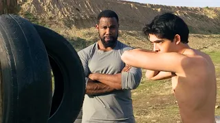 معلم فنون قتالية معتزل درب شاب ضعيف عشان يدافع عن نفسه ضد المتنمرين ملخص فيلم 