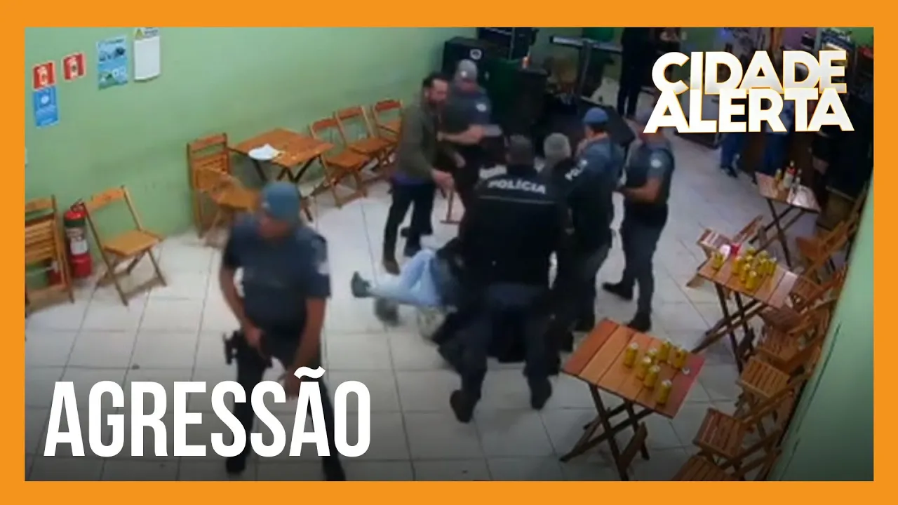 Jovem é agredido por PMs durante abordagem em bar