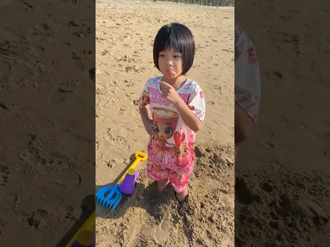 Người anh  xấu tính chôn e gái trên cát biển