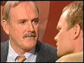 Download Lagu Sen Kväll Med Luuk - John Cleese (TV4 1997)