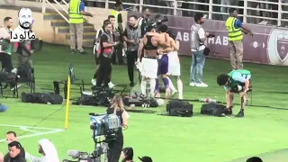 شوف عمر جابر عمل ايه أول ما جمهور الزمالك شـ تم الأهلي وهو بيحتفل معاهم متربي مرتين تلاتة 