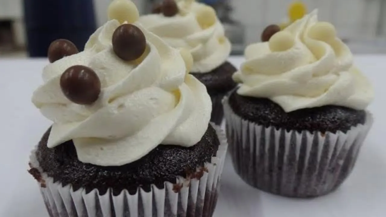 É isso mesmo! Aquele buttercream PERFEITO para alisar e decorar com apenas 2 ingredientes ✉ Anuncie . 