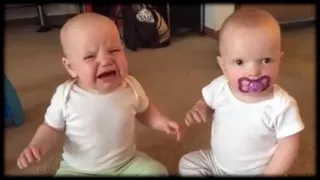 طفلين بيتخانقوا على البزازة دندنها