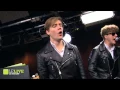 Download Lagu The Hives - Wait a Minute - Le Live