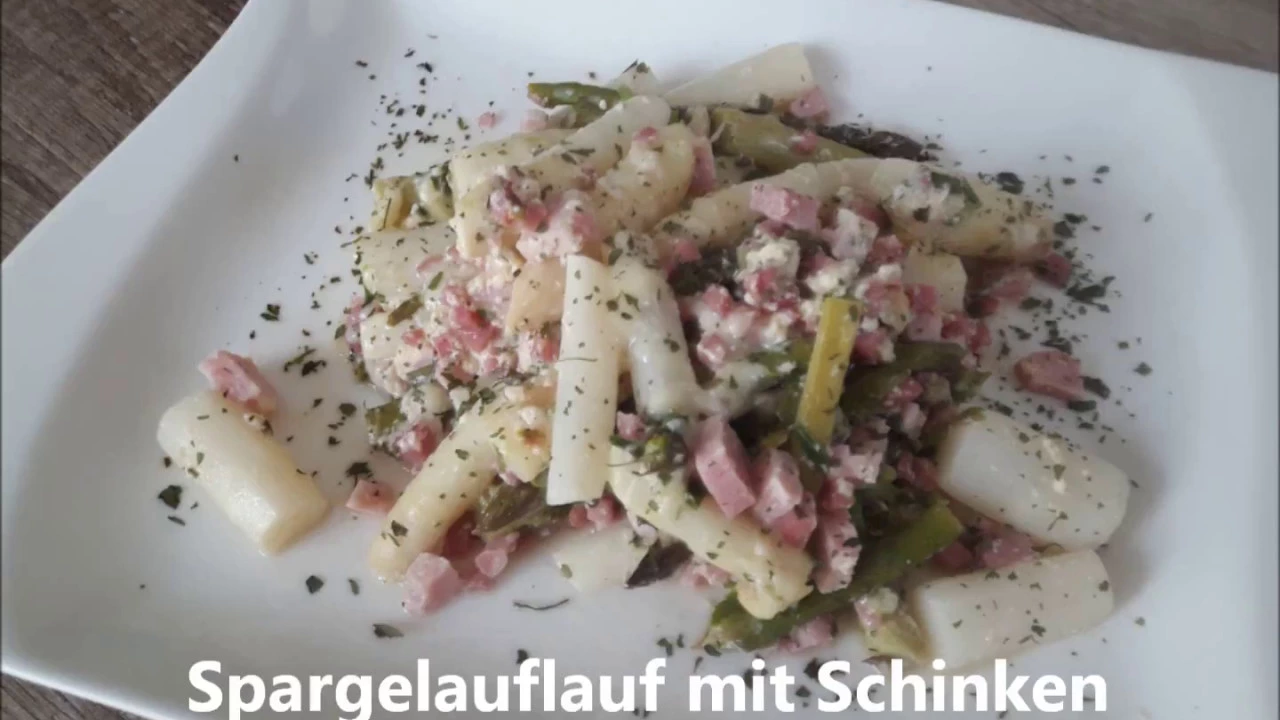 Grüner Spargel aus dem Ofen. Dazu gibt's ein paar neue Kartoffeln und eine Sauce mit Honig, Senf & O. 