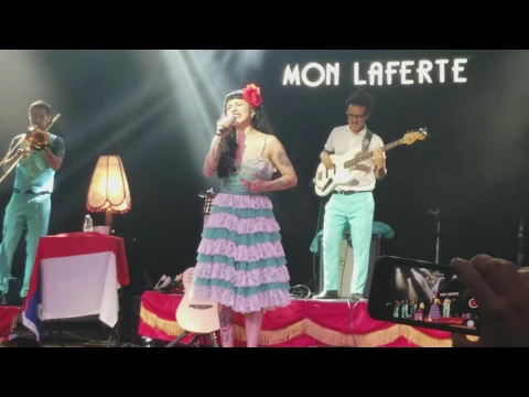 Download MP3 Mon Laferte sale llorando de escenario