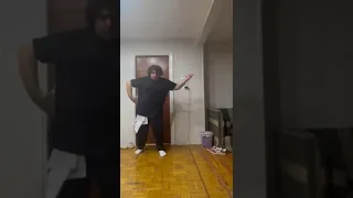 عند فلوس وي ناس بتحبني دندنها